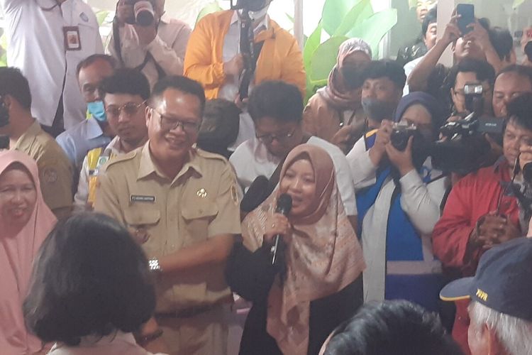 Retno Triastuti, warga Desa Mendak, Kecamatan Delanggu, Kabupaten Klaten, Jawa Tengah, yang terkena dampak pembangunan Jalan Tol Solo-Yogyakarta bercerita dihadapan Menteri Keuangan Sri Mulyani, Menteri PUPR Basuki Hadimuldjono, Gubernur Jateng Ganjar Pranowo dan pejabat pemerintah lainnya dalam kunjungan kerja bersama terkait pembangunan Jalan Tol Solo-Yogyakarta-Kulonprogo seksi 1 paket 1.1 Solo Klaten di Colomadu, Karanganyar, Senin (27/2/2023).