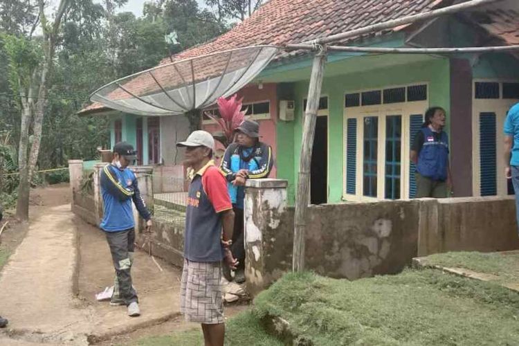 Warga satu RT di wilayah Tanjungmedar, Sumedang, Jawa Barat menyiapkan berbagai keperluan untuk di tempat pengungsian, Sabtu (27/3/2021). Warga mengungsi akibat bencana pergerakan tanah di wilayah tersebut. AAM AMINULLAH/KOMPAS.com