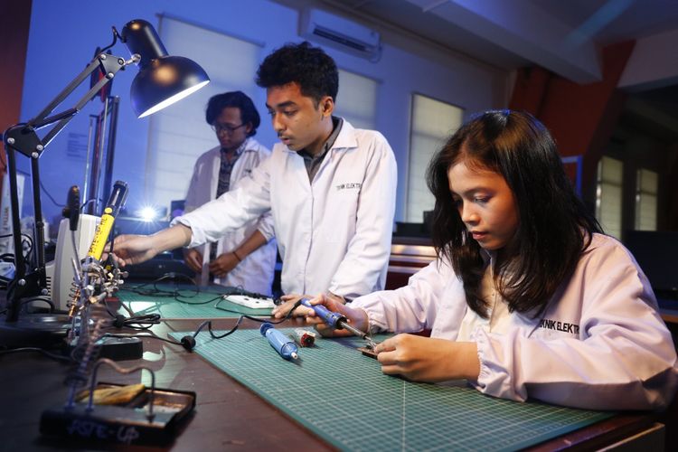 Kegiatan Praktikum Mahasiswa di Laboratorium Teknik Elektro, 2020.