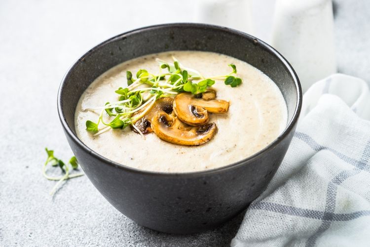 Ilustrasi mushroom soup atau sup jamur creamy.