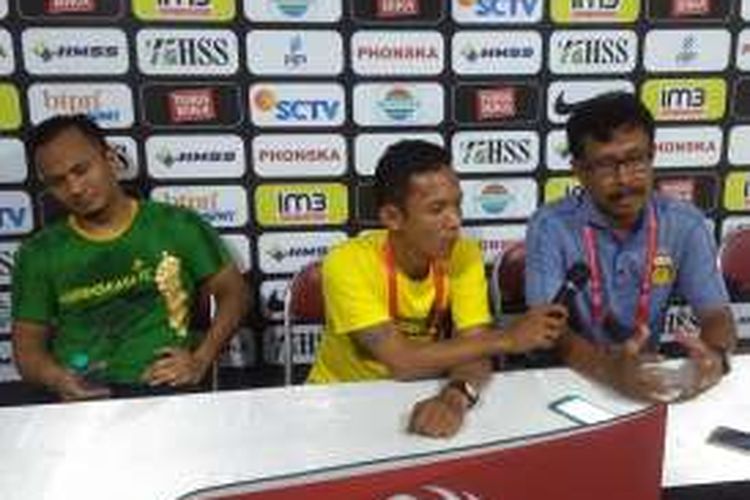 Wahyu Tri Nugroho (kiri) dan Ibnu Grahan (kanan), dalam sesi jumpa pers selepas pertandingan, Sabtu (12/11/2016) malam.