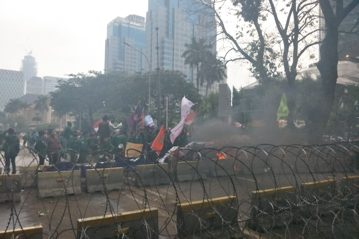 Massa aksi demonstrasi menolak kenaikan harga BBM masih bertahan di kawasan Patung Kuda Arjuna Wijaya, Jakarta Pusat, Jumat (9/9/2022) pukul 17.10 WIB.