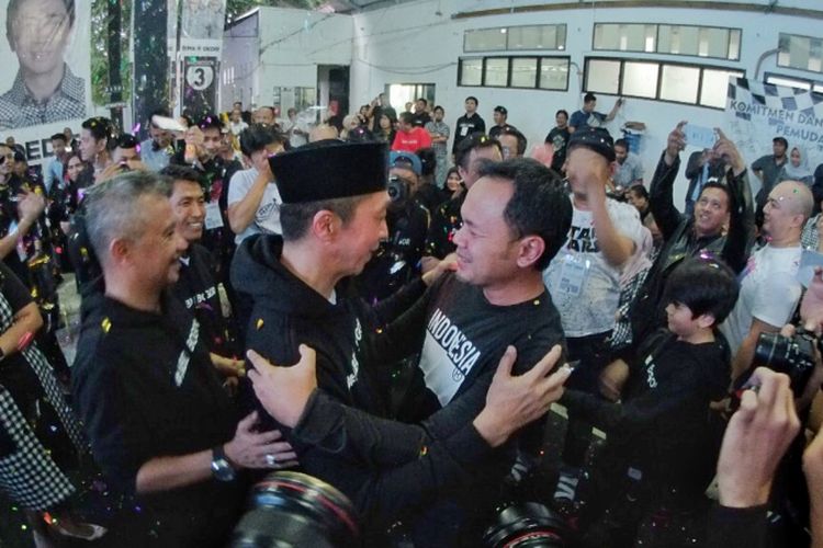 Pasangan calon Wali Kota dan Wakil Wali Kota Bogor, Bima Arya Sugiarto - Dedie Rachim, saling berjabat tangan setelah hasil quick count Charta Politika menunjukkan pasangan ini unggul, di posko pemenangan Badra, Rabu (27/6/2018).