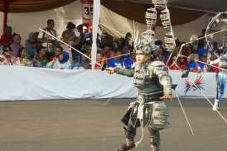 Salah satu defile Olympic saat tampil di Catwalk jalanan sepanjang 3,6 kilometer pada Jember Fashion Carnaval (JFC) 15 di Jember, Jawa Timur, Minggu (28/8/2016).