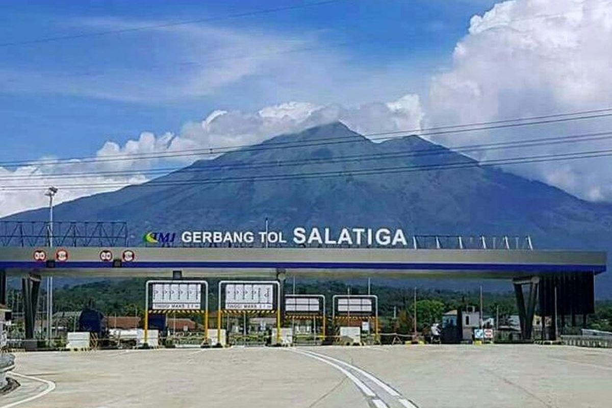 Gerbang tol Salatiga di ujung ruas tol Bawen-Salatiga dengan pemandangan Gunung Merbabu di Jawa Tengah, Senin (5/6/2017).