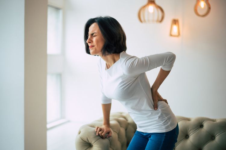 Salah satu cara mengatasi nyeri punggung adalah dengan bergerak aktif meskipun tidak nyaman.