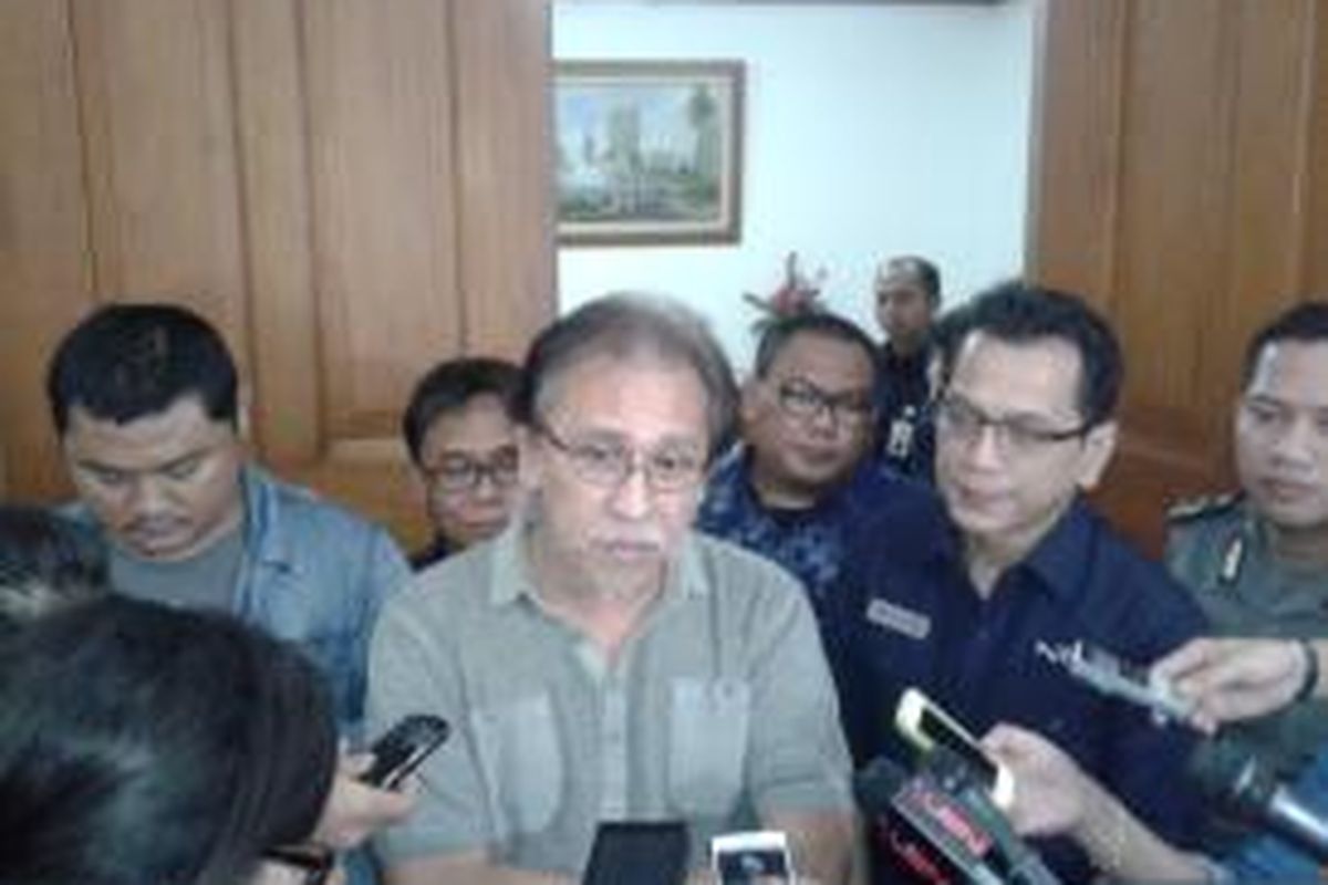 Iwan Fals diwawancara usai menemui Plt Gubernur DKI Jakarta, Basuki Tjahaja Purnama, di Balai Kota Jakarta, Jumat (27/6/2014). Kedatangan Iwan bertujuan untuk membahas mengenai rencana konser Nyanyian Raya, yang akan ia gelar pada 1 November 2014.