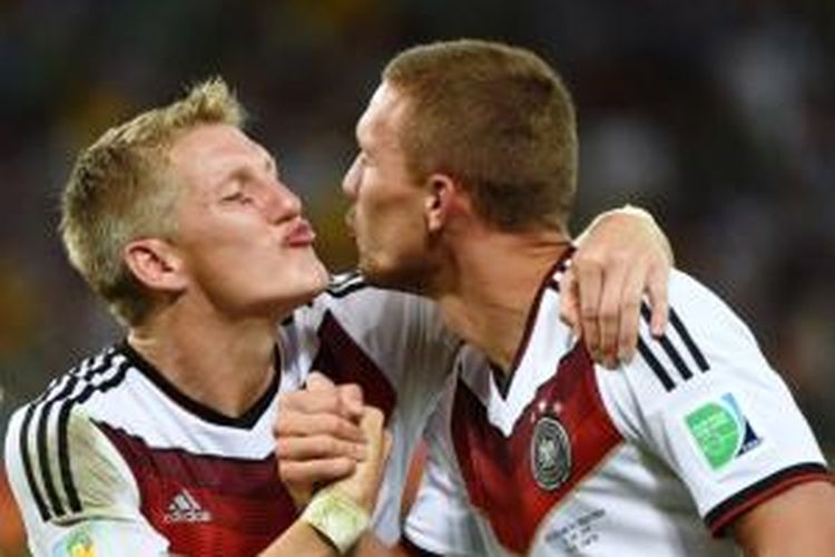 Dua pemain Jerman, Bastian Schweinsteiger (kiri) dan Lukas Podolski berpura-pura akan saling berciuman bibir saat merayakan kemenangan Jerman atas Argentina 1-0 dalam final Piala Dunia 2014 di Stadion Maracana, Rio de Janeiro, Brasil, Minggu (13/7/2014) atau Senin dini hari WIB.