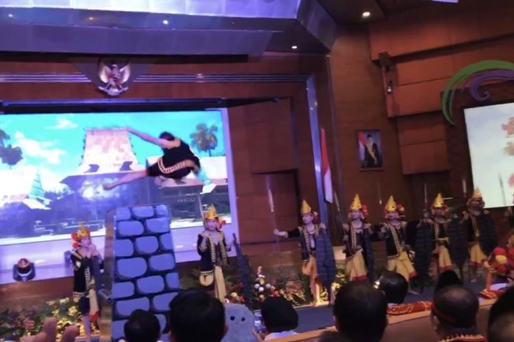 Atraksi budaya Kepulauan Nias, lompat batu dan tari perang menjadi pembukaan pada launching Yaahowu Nias Festival 2018.