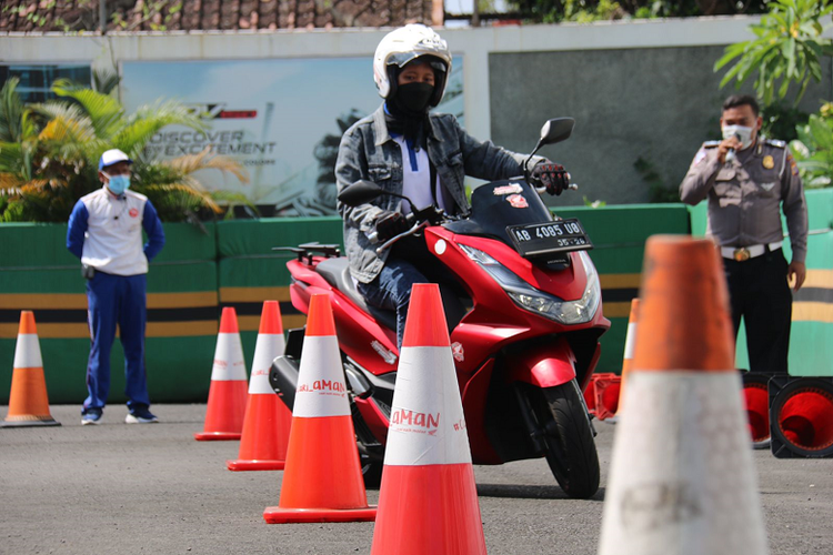 Kegiatan safety riding dan safety driving yang diinisiasi PNM bersama Jasa Raharja