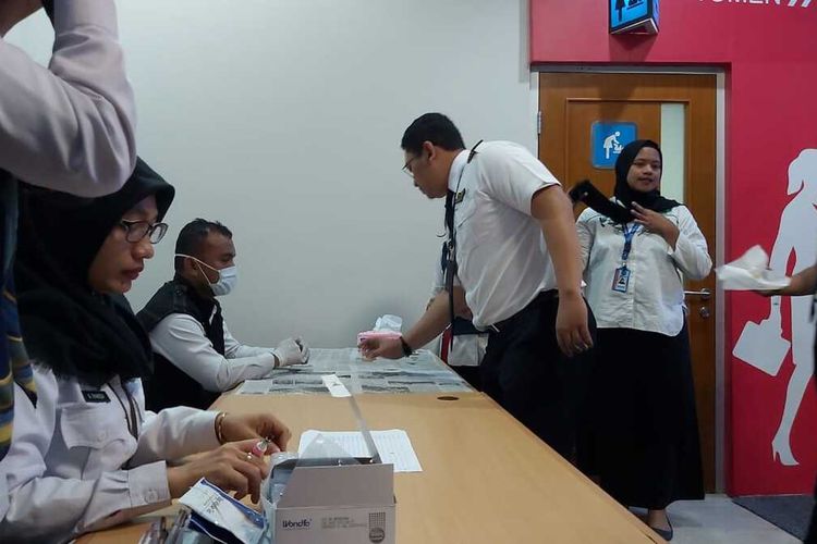 Awak pesawat di Bandara Internasional Kuala Namu pada Senin sore tadi (30/12/2019) menjalani tes urin untuk memastikan penumpang pesawat aman dan nyaman.