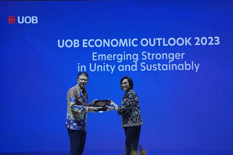 Presiden Direktur UOB Indonesia Hendra Gunawan dan Menteri Keuangan Sri Mulyani dalam acara UOB Economic Outlook 2023, Kamis (29/9/2022).