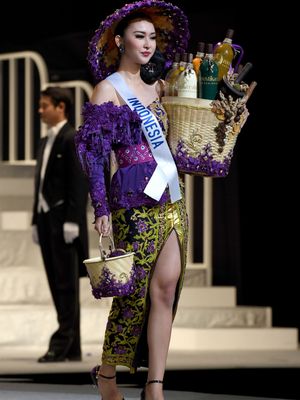 Miss Indonesia Kevin Lilliana menampilkan kostum nasional dalam final Miss International Beauty Pageant di Tokyo, Jepang, Selas (14/11/2017).