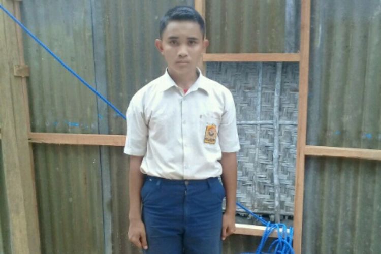 Idris (15) pelajar SMP asal Kabupaten Takalar, Sulawesi Selatan hidupi nenek dan bapaknya yang gangguan jiwa, Rabu (11/4/2018).