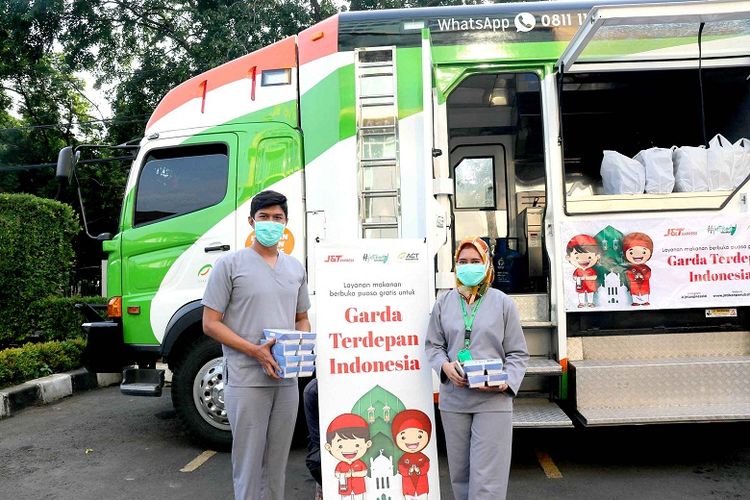 Tim Medis di RSUD Bekasi menerima makanan berbuka puasa dalam program #JntikanKebaikan J&T Express.