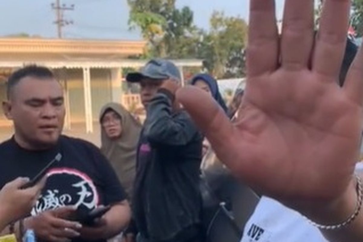 Tangkapan layar yang merekam cekcok antara seorang perempuan dengan sejumlah debt collector di Kabupaten Nganjuk, Jawa Timur. Video tersebut kemudian viral di media sosial.