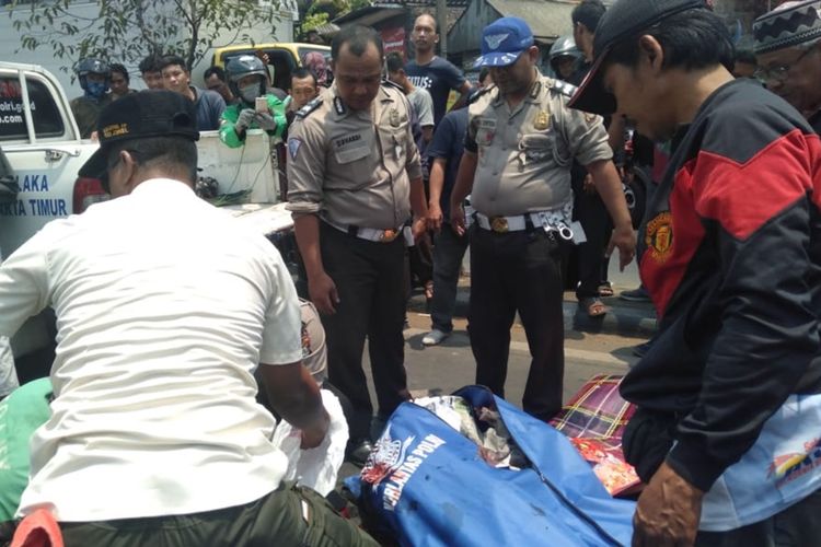 Seorang pengendara sepeda motor tewas terlindas truk dj Jalan Raya Pondok Gede, Kecamatan Makasar, Jakarta Timur, Rabu (23/10/2019).
