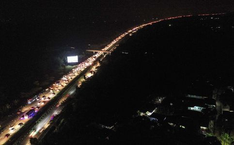 Indonesians Stuck in Heavy Traffic When Travel Back to Their Hometowns for Eid al-Fitr