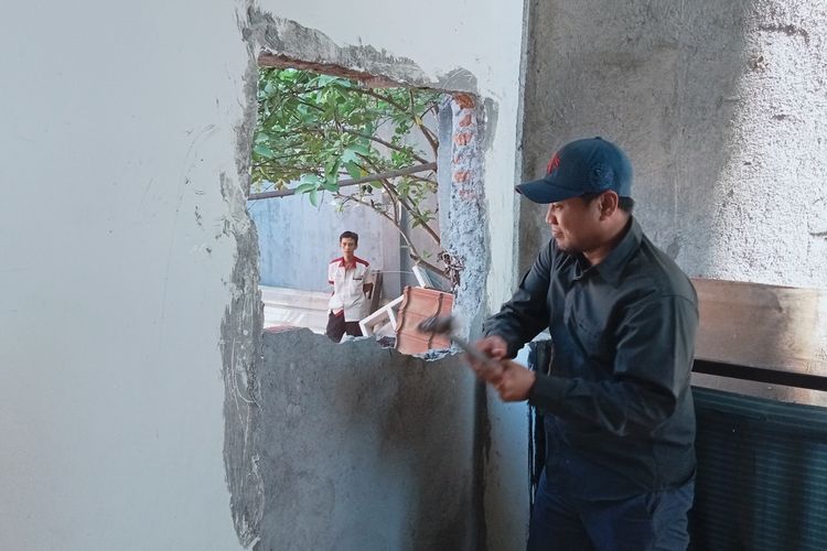 Tembok masjid yang menutup akses jalan rumah keluarga Sabir dibongkar oleh warga usai pertemuan membahas masalah rumah Sabir terisolir tembok perumahan dan masjid di Jalan Cilallang, Kecamatan Rappocini, Kota Makassar, Sulawesi Selatan (Sulsel), Kamis (31/8/2023)