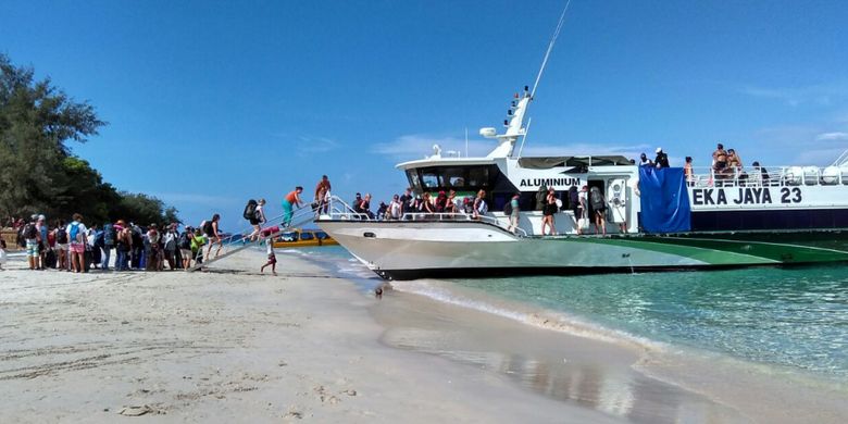 Kapal cepat menjadi sarana utama wisatawan yang datang dari Bali ke Gili Trawangan, Lombok.