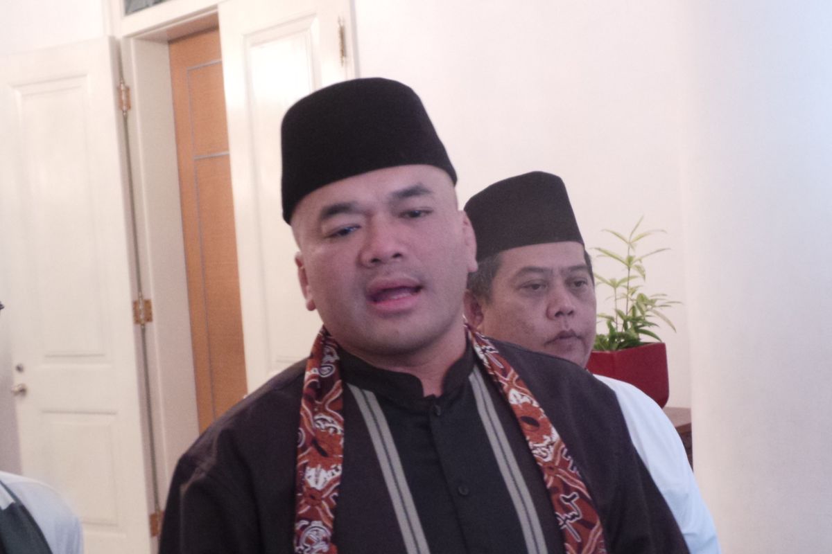 Kepala Dinas Sumber Daya Air DKI Jakarta Teguh Hendarwan (pakai baju koko dan peci hitam), di Balai Kota DKI Jakarta, Kamis (16/2/2017).