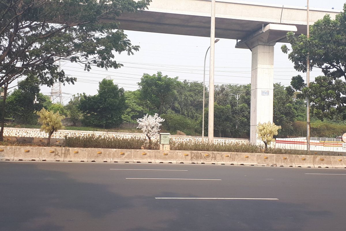 Pohon plastik tampak terpasang di sepanjang Jalan Mayjen Sutoyo, Cawang, Jakarta Timur, Selasa (31/7/2018)