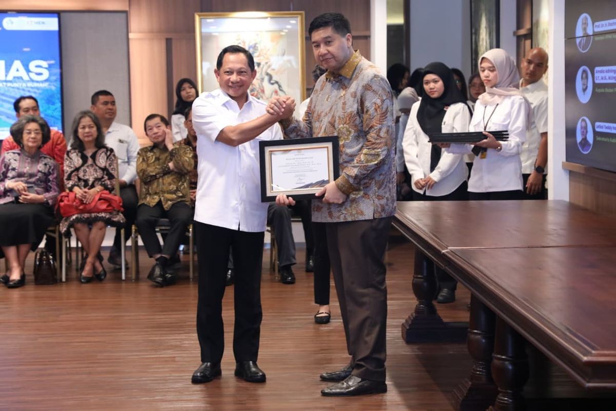 Menteri Dalam Negeri (Mendagri) Muhammad Tito Karnavian menerima penghargaan pada peringatan Hari Perumahan Nasional (Hapernas) 2025 di Ruang Menteri Perumahan dan Kawasan Permukiman (PKP), Wisma Mandiri, Jakarta, Senin (25/8/2025).