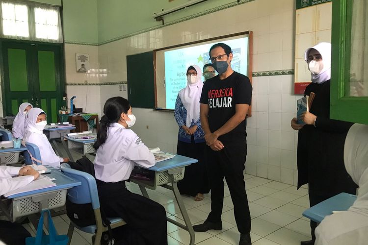 Mendikbud Ristek Nadiem Makarim saat mengobrol bersama siswa SMPN 2 Bandung.