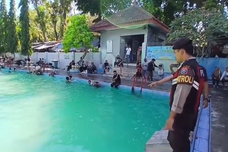 Ditinggal Ibunya Beli Mie Instan, Anak 9 Tahun Tewas Tenggelam di Kolam Pemandian Ngawi