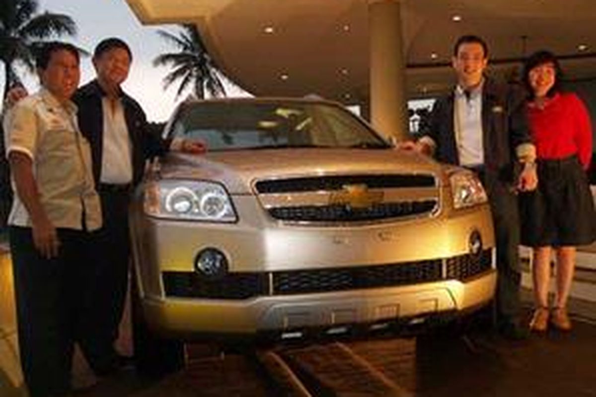 Chevy Captiva 4WD diluncurkan langsung kamaren oleh Mukiat Sutikno (nomor dua dari kanan). 