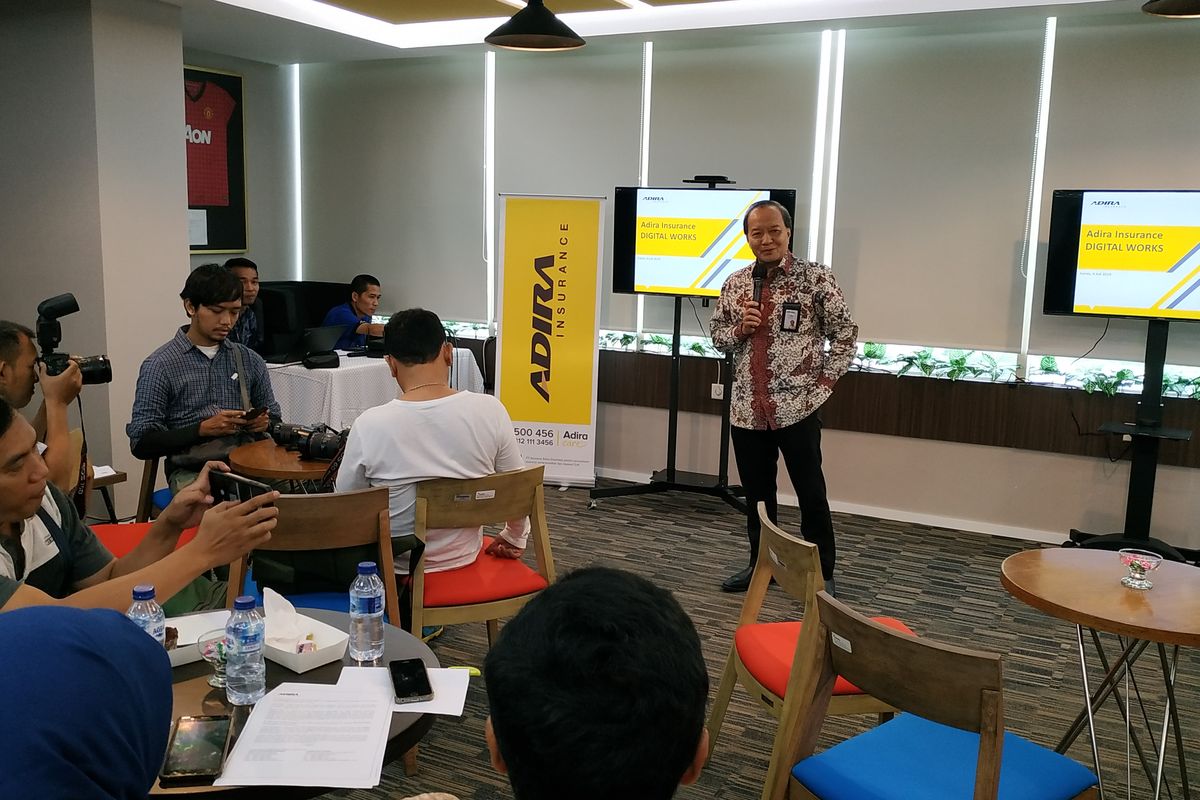 Chief Executive Officer Adira Insurance Julian Noor memberi penjelasan perkembangan bisnis dan sistem kerja di PT. Asuransi Adira Dinamika, Jakarta, Rabu (4/7/2019).