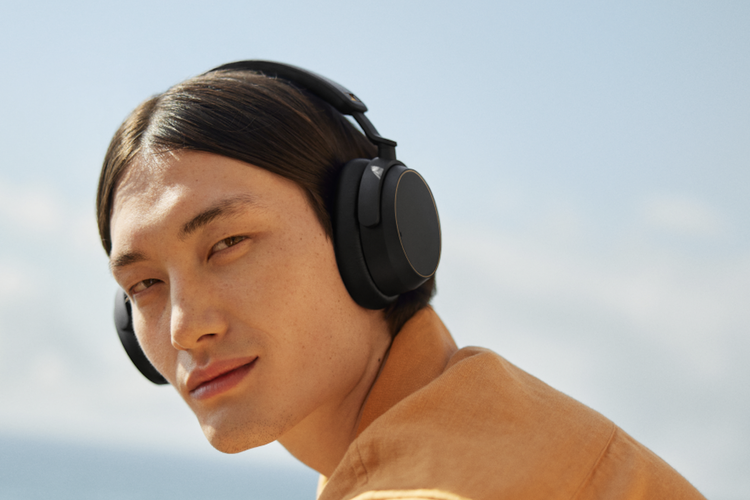 Ilustrasi pengguna yang sedang mengenakan Sennheiser Accentum SE yang sudah resmi dirilis