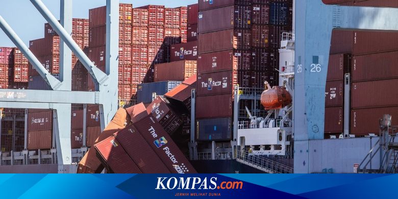 Detik-detik 67 Kontainer Kapal Kargo Jatuh di Laut, Barang dari China Berhamburan