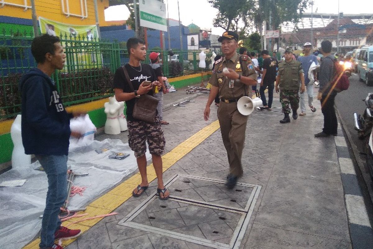 Para PKL musiman mulai padati Jalan Bekasi 1 di malam takbiran, Kamis (14/6/2018)