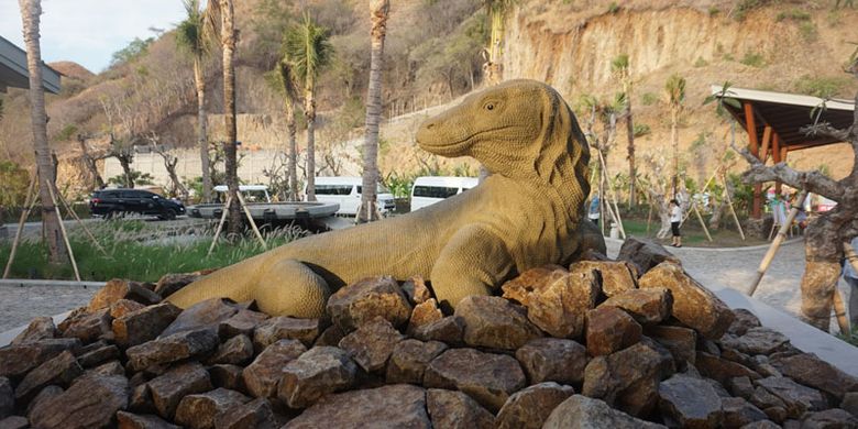 Patung komodo di Ayana Komodo Resort, Pantai Waecicu, Labuan Bajo, Kabupaten Manggarai Barat, Nusa Tenggara Timur, Sabtu (15/9/2018).