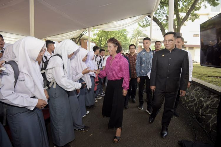 Menteri Kelautan dan Perikanan Susi Pudjiastuti bersama Gubernur Jawa Barat Ridwan Kamil saat menyapa para pelajar yang hadir dalam Talkshow Festival Laut Masa Depan Bangsa di Graha Sanusi Kampus Universitas Padjadjaran (Unpad), Jalan Dipatiukur, Selasa (26/2/2019). 