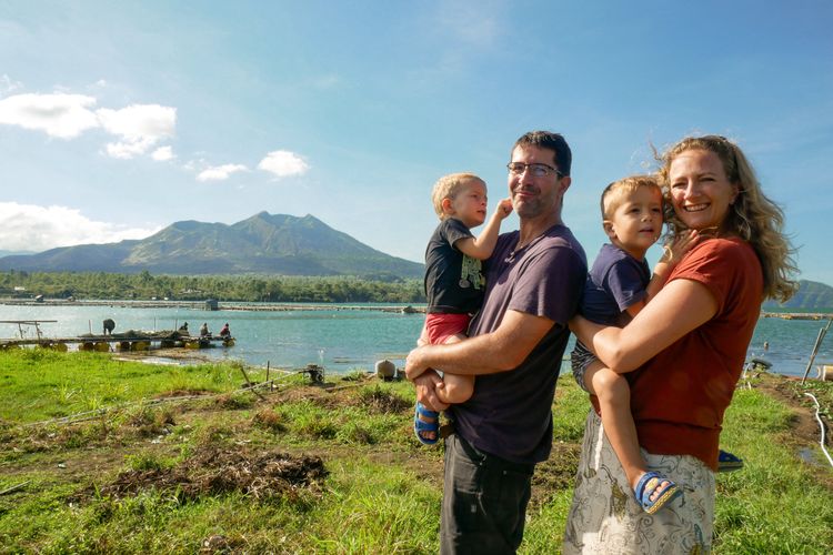 Corine dan Dave Pruden bersama putra kembar mereka menetap di Bali selama masa lockdown di Inggris.