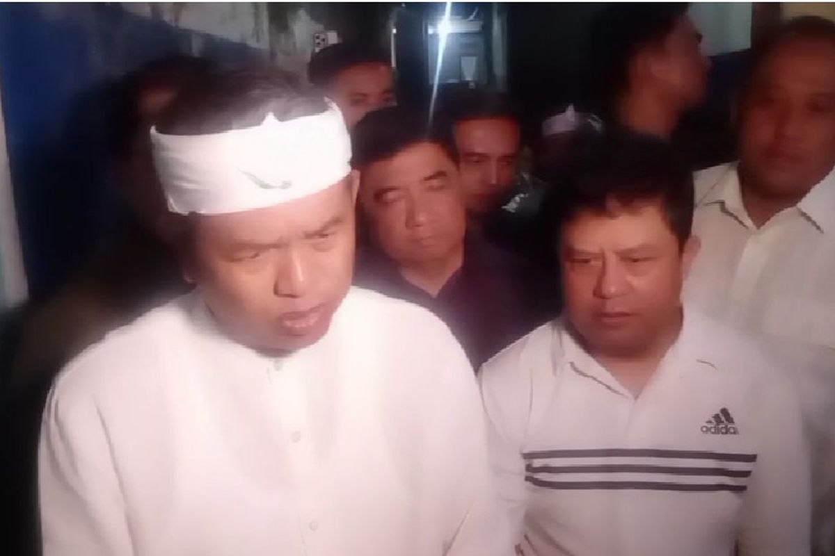 Gubernur Jawa Barat Dedi Mulyadi saat mendatangi kediaman keluarga salah satu korban meninggal di Kampung Sindang Heula, Kelurahan Sukamenteri, Kecamatan Garut Kota, Jabar, Jumat (18/7/2025) malam. Tiga orang dinyatakan meninggal saat berdesak-desakan mengantre makan gratis dalam pesta rakyat resepsi pernikahan anak Dedi dan Wabup Garit Putri Karlina.