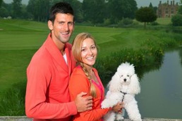 Petenis Serbia, Novak Djokovic, berpose bersama sang kekasih, Jelena Ristic, dan anjing kesayangan mereka, Pierre.