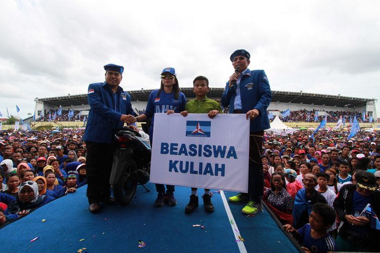 SBY (kemeja hijau) saat menerima secara simbolis beasiswa kuliah dari Ketua Umum Partai Demokrat Susilo Bambang Yudhoyono yang diserahkan oleh Sekjen Partai Demokrat Hinca IP Pandjaitan XIII (kanan) dan Anggota Komisi III DPR RI asal Kalimantan Barat Erma Suryani Ranik (dua dari kiri) usai acara pelantikan ketua dan pengukuhan pengurus DPD Partai Demokrat Kalimantan Barat di Singkawang (17/9/2017)