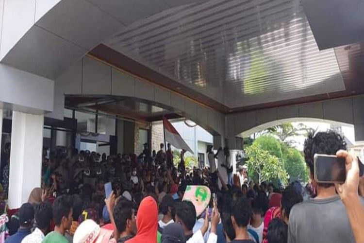 Ratusan warga mengamuk dan merusak kantor Bupati Bima, Kamis (18/11/2021). Aksi ini buntut kekecewaan mereka lantaran anjloknya harga bawang merah.