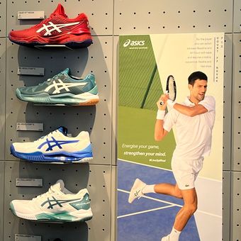 Rangkaian koleksi sepatu tenis yang dimiliki oleh ASICS store di Senayan City Mall 