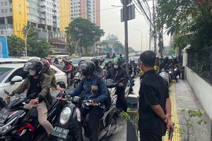 Berani Menjaga Trotoar Jakarta dari Pengendara Motor...