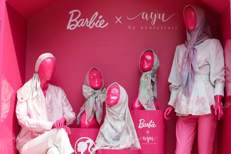 Baju dan hijab kolaborasi Barbie X Ayu by Ayu Lestari di Jakarta, Selasa (14/3/2023). Barbie X Ayu by Ayu Lestari meluncurkan empat koleksi baju dan dua motif hijab.