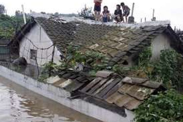 Sekitar 60 orang tewas dan 40.000 orang lagi kehilangan rumah akibat banjir di Korea Utara, sebagaimana dilaporkan PBB pada Selasa (6/9/2016).