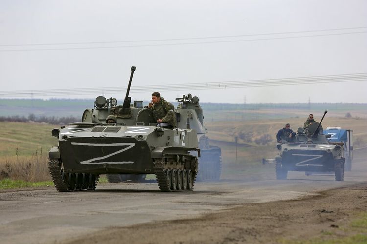 Kendaraan militer Rusia bergerak di jalan raya di daerah yang dikuasai oleh pasukan separatis dukungan Rusia di dekat Mariupol, Ukraina, Senin, 18 April 2022. 
