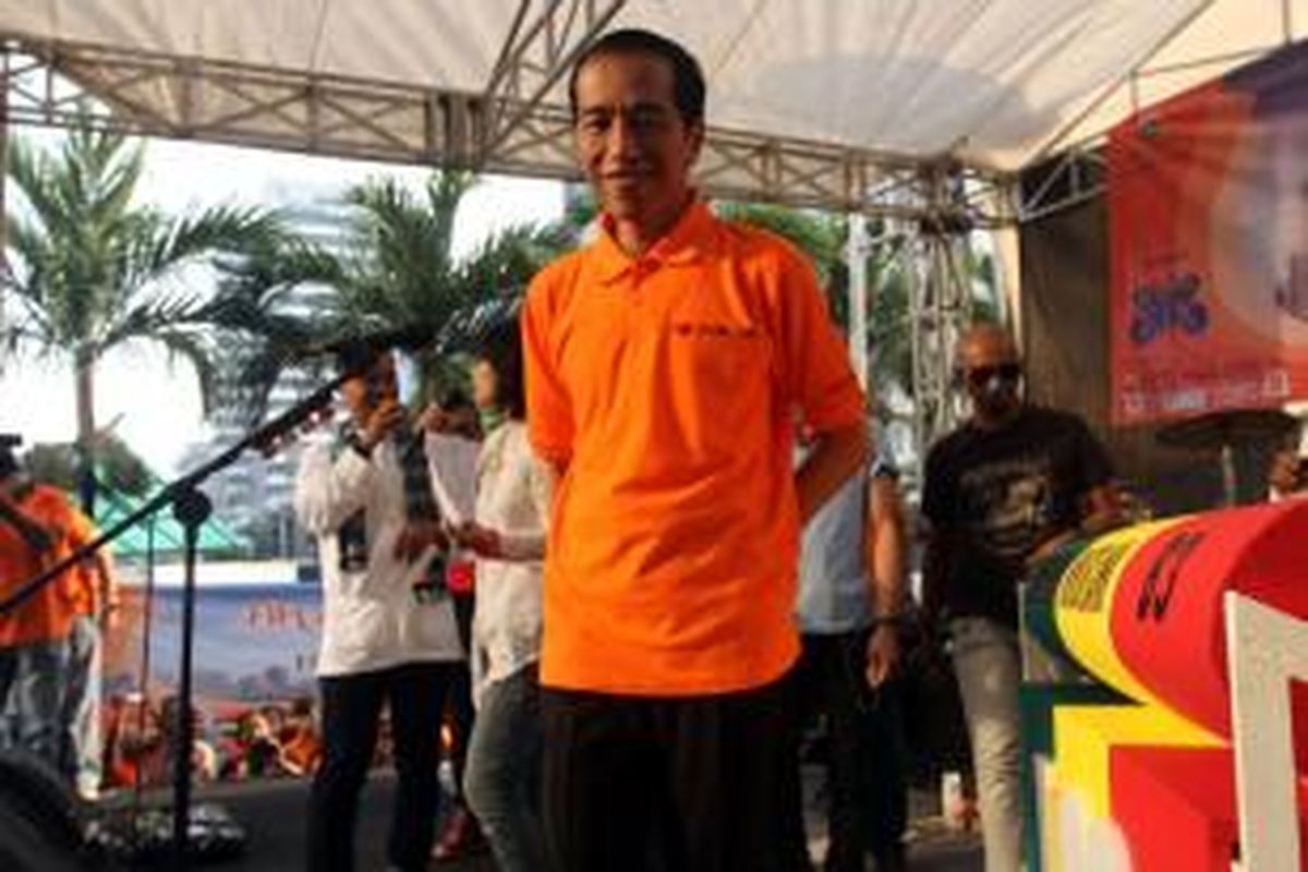 Gubernur DKI Jakarta Joko Widodo bersama personil band Slank saat akan membuka acara Aksi Jakarta Bersih di Jalan MH Thamrin, Jakarta Pusat, Minggu (8/9/2013). Acara yang diselenggarakan Pemprov DKI Jakarta ini dilaksanakan serentak di seluruh wilayah Jakarta untuk memberikan kesadaran tidak membuang sampah sembarangan khususnya di sungai.