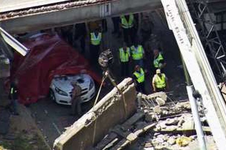 Potongan beton menimpa mobil Chevrolet Camaro di sebuah jembatan di Kota Sealy, Texas, AS, menyebabkan satu dari tiga penumpang di mobil itu tewas seketika.  