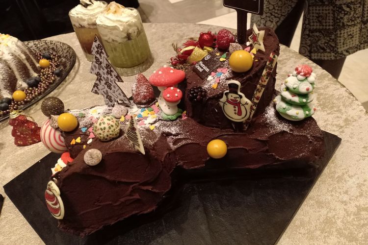 Kue Yule Log yang jadi salah satu sajian di paket makan spesial Natal dan Tahun Baru di Sheraton Grand Hotel Jakarta Gandaria City