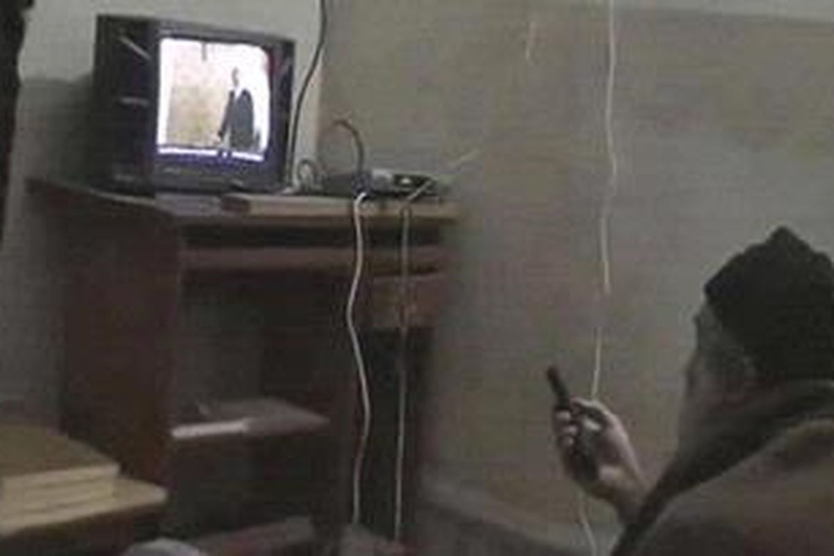 Osama Bin Laden, ketika masih hidup, tengah menoton televisi di tempat persembunyiannya di Pakistan.